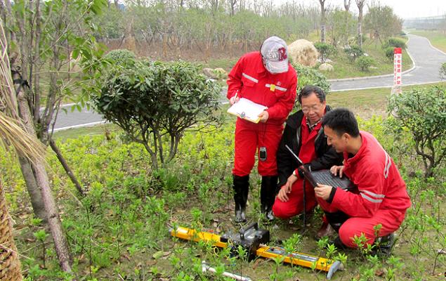 李自力教授（中） 图片来源：中国石油大学新闻网