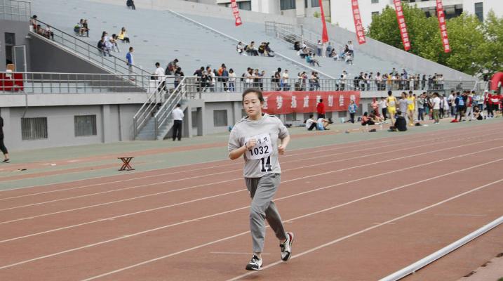 学生在比赛中 王率摄影